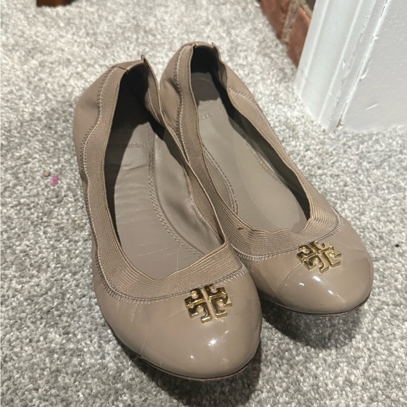 Tory Burch Shoes - Tory Burch‎ Women's Beige Ballet Flats with Gold Logo